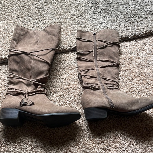 Adorable camel suede girls boots. Great condition Big girl size 3 - Picture 1 of 2